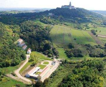 Szállás A Pannonhalmi Főapátság 2010 őszén nyitotta meg a Cseider-völgyben felépült, a VIATOR Étterem és Borbár irányából gyalogosan is megközelíthető Szent Jakab Házat, amely helyben kínál kényelmes