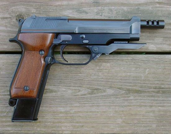 (típusok: Mauser C96, Glock18, Beretta 93R) Beretta 93R Mauser C96 Géppisztoly: Pisztolylıszert tüzelı, nagy tőzgyorsaságú, kis tömegő, egyes és sorozatlövések leadására