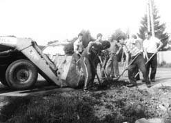 Prudký rozvoj a modernizácia obce V obci žilo 430 dôchodcov, ktorí poberali mesačne 320.000 Kčs. 16. mája 1982 sa začalo s výstavbou vodovodu a 16. decembra bola voda v celej obci. Dokonca už 24.