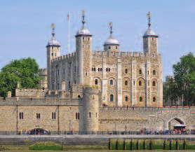 A londoni városnézés folytatása: délelôtt a hírhedt Tower of London felfedezése és a koronázási ékszerek megtekintése, majd séta a város egyik jelképévé vált Tower Bridge-en.
