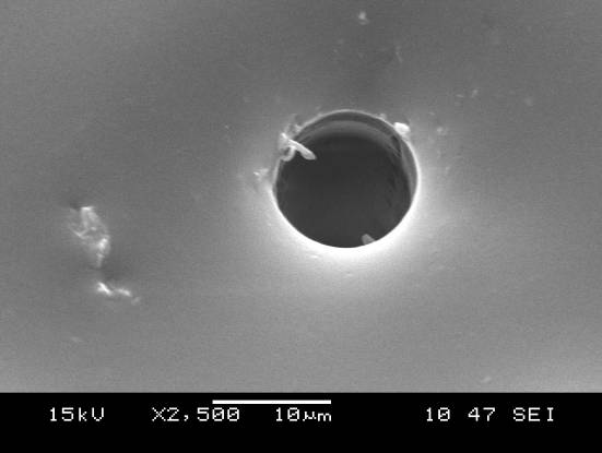 a) b) 46. ábra A kihúzott szál helye 0,01 mm/perc sebességnél (a), illetve 200 mm/perc (b) üvegszál-up mátrix anyag esetében A sebességhatás matematikai leírása: A 43-44.