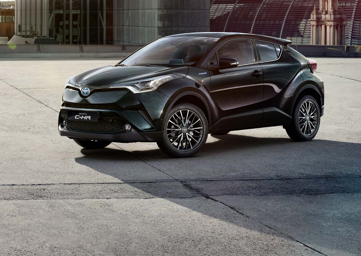 EXECUTIVE TOYOTA C-HR ALAPFELSZERELTSÉG (AZ ACTIVE FELSZERELTSÉGEN FELÜL): Keresztforgalomra figyelmeztető rendszer (RCTA) Holttér monitor a külső tükrökben (BSM) Tolatókamera Platinum dekorvonal a