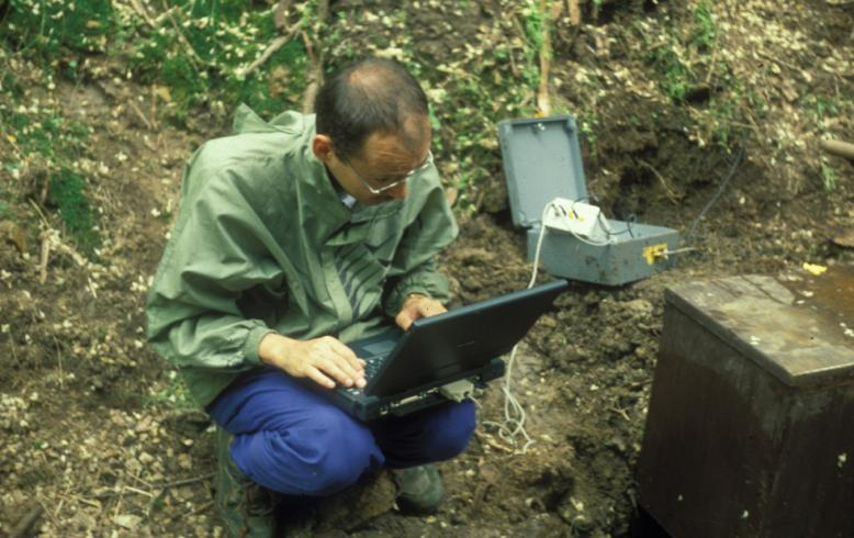 A talajnedvesség mérése egy 2,4 cm átmérőjű, 3,5 cm hosszú gipszfejbe ágyazott elektróddal történik.