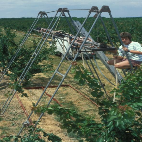 megegyezzen a természetes esők ugyanezen tulajdonságaival. A szimulátor 2x6 m-es terület öntözésére alkalmas. 14.