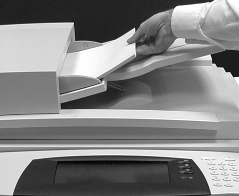 Másolatok készítése 1 Helyezze a dokumentumokat a dokukezelőbe vagy a dokuüvegre. MEGJEGYZÉS: A dokukezelőben lévő dokumentumokat a gép csak egyszer szkenneli be.