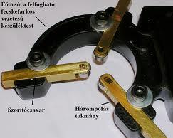 A csúcsok közé fogott munkadarabot a rászorított esztergaszívvel lehet forgatni. Az esztergaszívet a főorsóra erősített forgatótárcsa mozgatja (1.40.