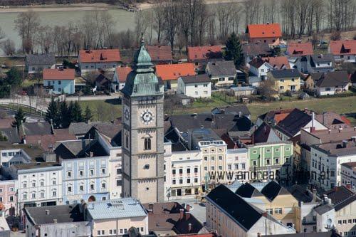 Mauthausenbe érve egy nyugodt kis osztrák várost látunk, a táb-lákat követve haladunk felfelé a hegyen a Mauthausen- Gusen felé (így hívták a koncentrációs tábort), a második világháborúban több,