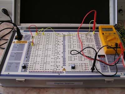 Az elektronikai oktatóbőrönd 26. ábra legfőbb előnyei közé tartozik a bőröndkialakítás, mert minden egyben van, hordozható, tehát a tanterembe is bevihető, nincs helyhez kötve. 26. ábra. Digital Trainer digitális oktatóbőrönd 27.