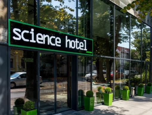 Mátrix Hotel 6721 Szeged, Zárda u. 8. Telefon: 62/666-720 E-mail: office@matrixhotel.eu Honlap: https://matrixhotel.eu/ A szálloda a rendezvény helyszíne mellett található, kb. 2 perces sétára.