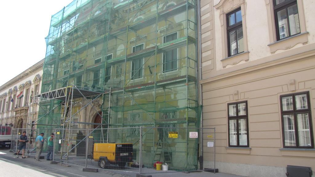 Saját forrásból megvalósuló beruházásaink Móra Ferenc utca 2/B tet szerkezet cseréje Döbrentei utca 17.