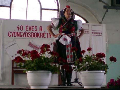 11. ábra. Holecz Istvánné rimóci Népművészet Mestere énekel 14 A díszítőfigurák egyszerűek, de aránylag sokfélék.
