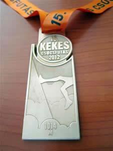 15. Smart Kékes Csúcsfutás 2012. június 2. 1014 méteres magasság, 671 méter szintkülönbség, teltház, azaz 1500 résztvevő. Ezek a kulcsszavak jellemzik jubileumi a 15. Kékes csúcsfutást.