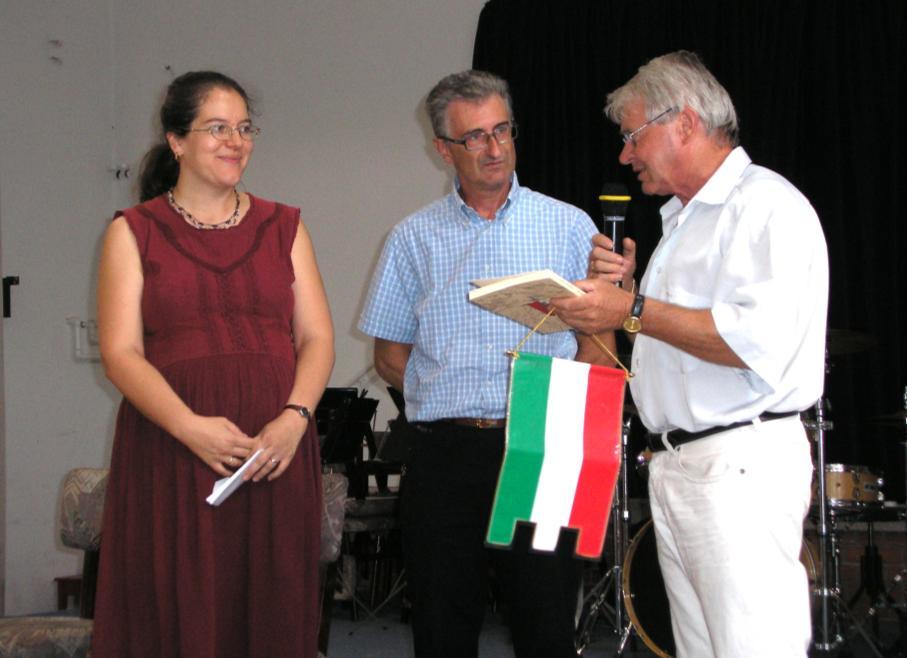 - 275 - dékot (egy Vallo Torinese történetéről szóló könyvet és a község zászlaját) adott át a képviselő-testülete és a polgármester nevében a csengeleieknek azért a csodálatos vendégszeretetért,