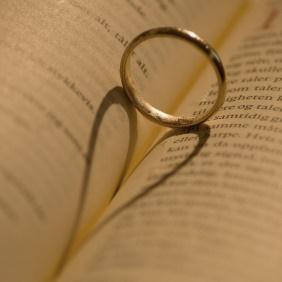 Ígéretes házasság Ez a cím egy szappanopera címe is lehetne, sok ígérgetéssel, ármánnyal és csalással, de vegyük csak elő az értelmező kéziszótárt, és nézzük meg, mit jelentenek az ígéret és az eskü