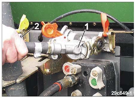 A gép fel- és lekapcsolása A kétkörös üzemi légfékrendszer rendelkezik egy csatlakozófejjel (piros) felszerelt tartalékvezetékkel (103 ábra/1) egy csatlakozófejjel (sárga) felszerelt fékvezetékkel