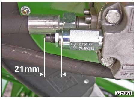 2 ábra 163 ábra 8.5.1.1 A ventilátor-fordulatszám beállítása a traktor áramlásszabályozó szelepénél 1.