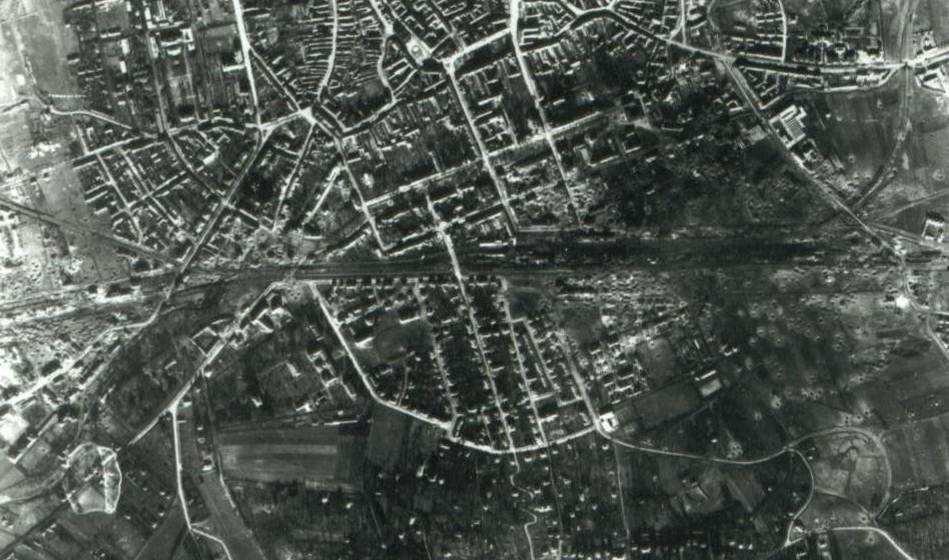 Nagy Gabriella Mária Puskás Lajos 8. ábra: Sopron a bombázások után (1945 márc. 16-i felvétel, USA légifelderítés) (ifj.