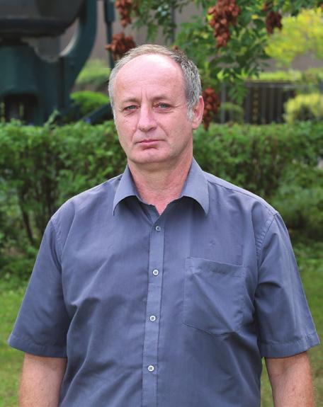 Megnevezett kutatók Dr. Horváth Miklós, 1985-ben végezett a JATE Természettudományi Karán matematika-fizika szakos tanárként, azóta a Dunaújvárosi Főiskolán dolgozik.