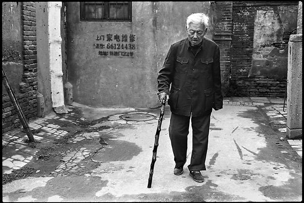 A ok Peking régi negyedeinek jellegzetes keskeny utcái. Nem egyszerûen csak utcák, hanem egyben meghatározói is az általuk átszõtt városrészek arculatának.