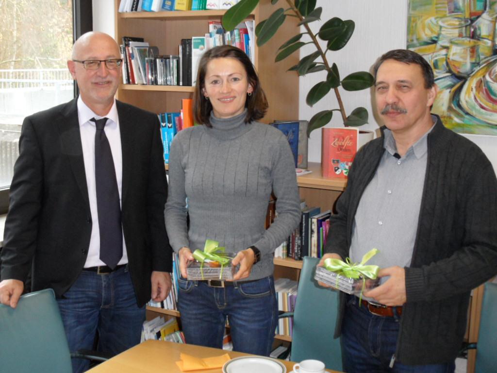 gyakorló iskola, habár van gyakornokuk, aki viszont csak főiskolai végzettséggel rendelkezik, tehát nem taníthat gimnáziumban (náluk gazdasági tárgyat tanít).