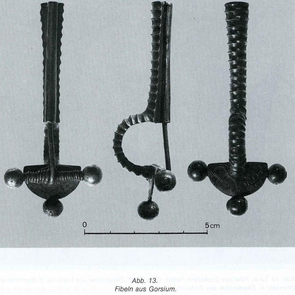 TÁC/GORSIUM - Aranyozott fibula, félköríves fejlappal, három