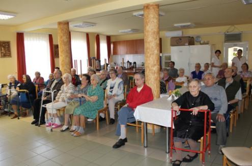 MENNYI SZERETETET TUDSZ BECSOMAGOLNI EGY CIPŐSDOBOZBA? Legyél karácsonyi angyal, aki örömet visz egy gyermeknek! Keress egy jó állapotban lévő, üres cipősdobozt.