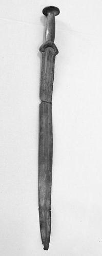 13.* Szlovákiában több régészeti leletet találtak, melyek közül a kardok a legismertebbek.(a képen látható). a) Milyen anyagból készültek? b) A régészet milyen néven ismeri ezeket a kardokat? 14.