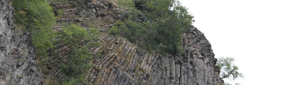 Alapfogalmak Élőhelyvédelmi irányelv Natura 2000 Közösségi jelentőségű természeti terület: olyan természeti terület, amely az azt magában foglaló biogeográfiai régión vagy régiókon belül jelentős