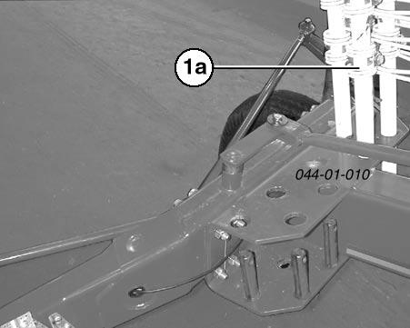 Mindkét rendkezelôegységet egy kissé a talajtól emelje meg. Ehhez mûködtesse az egyszeresmûködésû vezérlôszelepet (ST). 6. ozza a rendkezelô egységet a legszorosabb üzemi állásba.