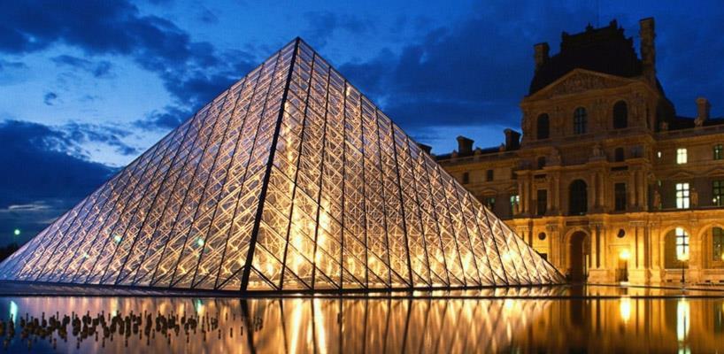 A történet A Louvre Nagy Galériájában