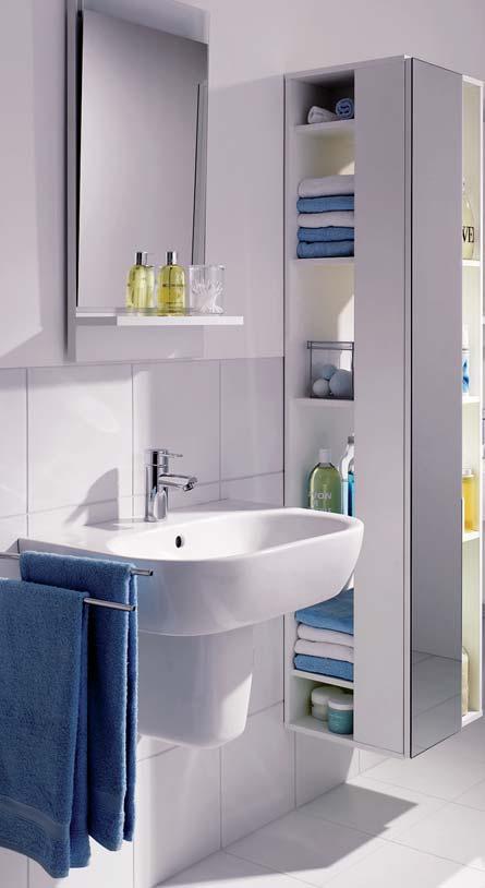 Fürdőszoba bútorok fényes fehér színben, amelyek több rakodó lehetőséget kínálnak. A magas szekrény egyben tükörként szolgál.