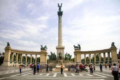 BUDAPEST 4 Budapest Magyarország fővárosa a legnagyobb és talán a legizgalmasabb közép-európai metropolisz.