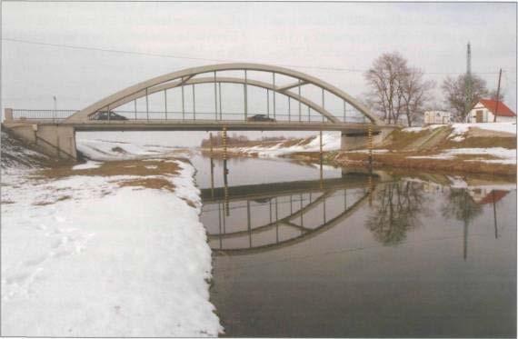 61. Egy körív alakú hidat helyezzen el úgy egy koordináta-rendszerben, hogy a híd legmagasabb pontja legyen a rendszer középpontja, és a híd útteste az x tengellyel párhuzamos legyen!