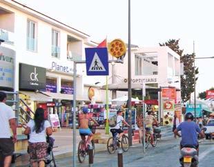 Ayia Napa központja számtalan szórakozási lehetőséget kínál, a szálláshely környékén számos bár, klub, szórakozóhely található, ahol rendszeresen tartanak koncerteket is (akár világsztárokkal is