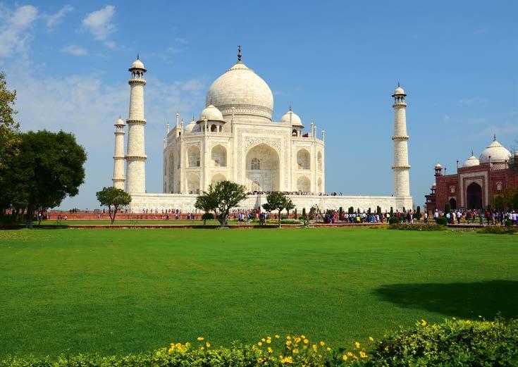 A Taj Mahal csodás látványa, a Szelek Palotájának szédületes homlokzata vagy éppen az Amber Erődnél tett elefántolás illetve a Gangeszen tett esti csónakázásunk sokáig emlékezetes pillanatok maradnak.