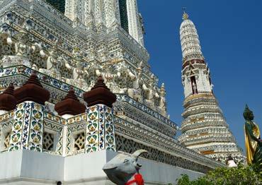 Meglátogatjuk A királyi palotát illetve közelebbről szemügyre vesszük a Fekvő Buddha templomát, mely a város legnagyobb buddhista szentélye.