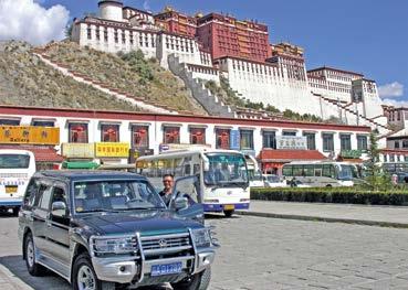 A palota egészen 1959-ig a Dalai Láma téli rezidenciájaként működött. A nyüzsgő Barkhor piacot sem hagyhatjuk ki.