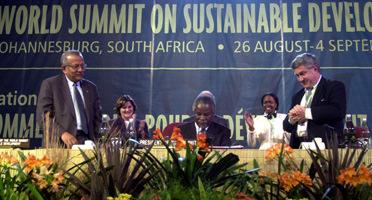 4. A környezetpolitika globalizációja (a) Világkonferenciák, szervezetek Miért tartanak a politikai vezetık csúcstalálkozókat?