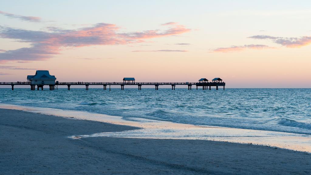 A NAPFÉNY ÁLLAMÁNAK MINDENT FELÖLELŐ FÉNYES KILÁTÁSAI Florida állama figyelemre méltó piac egy ideje, mivel Amerika napfény állama az egyik vezető gazdaság és ingatlanpiac.