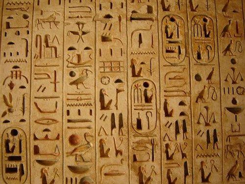 Az élet forrása a Nílus Egyenletes vízjárás Termékeny iszapréteget rakott le áradáskor (Egyiptom: Kemet Fekete föld ). Csatornákat, gátakat, vízátemelőket építettek.