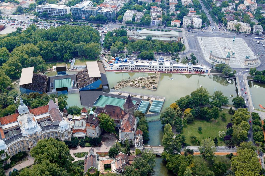 A balatonfüredi nyílt vízi helyszín, a vízilabda-mérkőzéseknek helyet adó margitszigeti Hajós Alfréd Uszoda, az újonnan felépített, az úszás és műugrás versenyeinek otthont adó Duna Aréna, valamint a