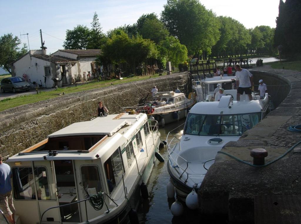 Charente: A lustán hömpölygő Charente folyót I. Ferenc királysága a legszebb folyójának nevezte. Főbb látnivalók: Cognac, Pineau és pincéi.