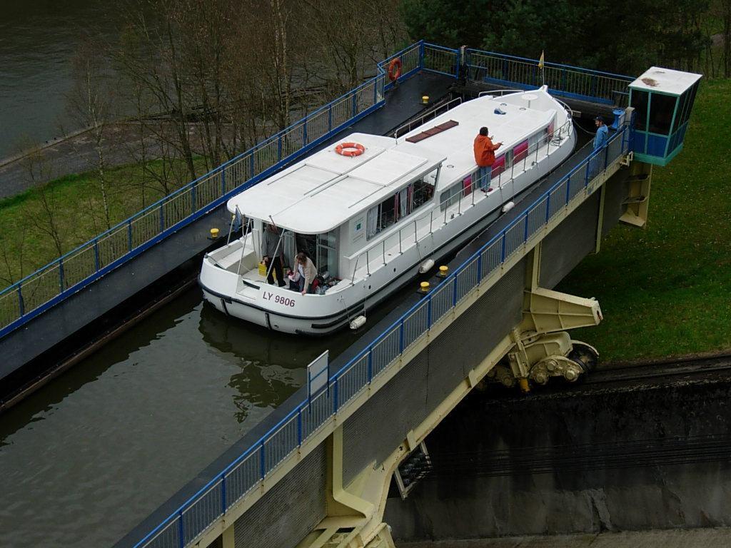 Anjou, Pays de la Loire: 3 folyón több mint 300 km vízi út, kevés zsilip, kis forgalom, sok virág: ez jellemzi Anjou-t. Főbb látnivalók: Angers, Laval városa, Plessis-Mace vára, Le Mans.