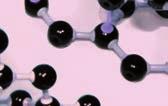 Sokáig azt hitték, hogy a szénatomok egymással nem alkotnak molekulákat. 1985-ben azonban felfedeztek egy 60 szénatomból álló, gömb alakú szénmolekulát.