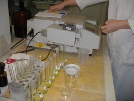 Determinarea concentrației de clorofila a și a feopigmenților pe baza diferenței dintre absorbanța măsurată la 665 nm înainte și după acidifierea extractului.