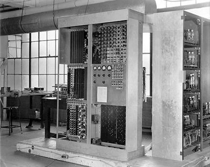 Neumann architektúra EDVAC (Electronic Discrete Variable Computer) 1949-ben: Neumann elvek: - a kettes számrendszer alkalmazása - teljes