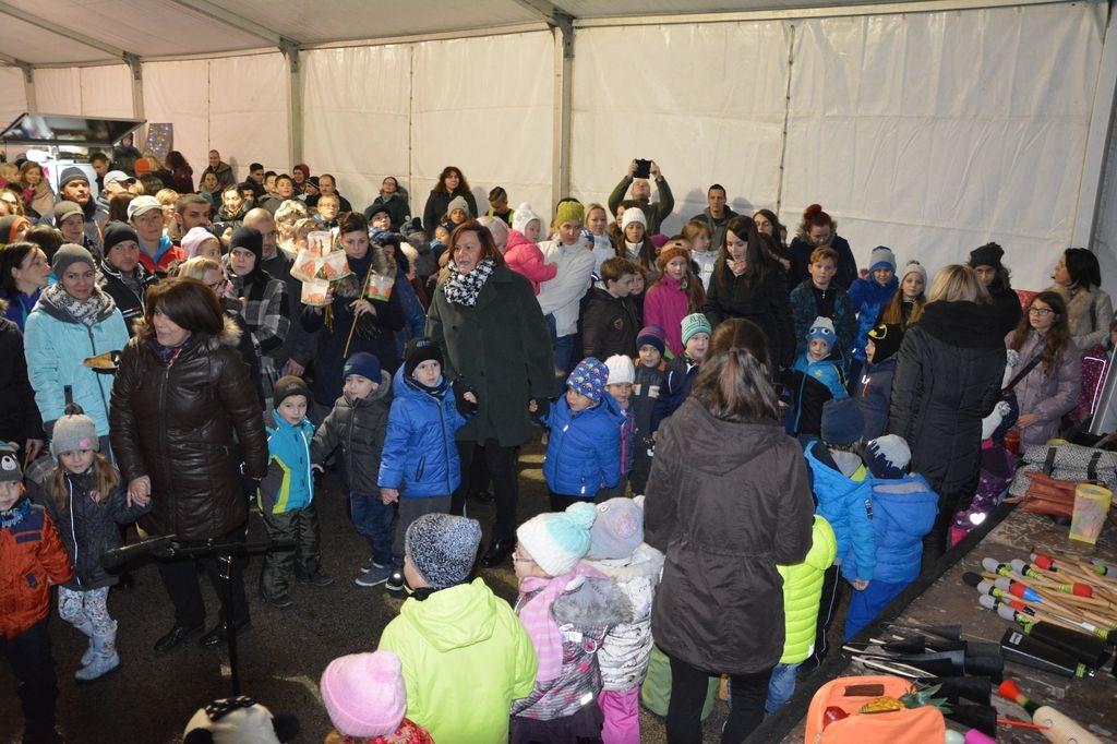 Ilyenkor az adventi időszakban nagyon nagy élmény a gyerekeknek a titokzatos mikulásvárás, a sok csillogó villogó dísz, és a karácsonyi készülődés ( ajándékkészítés,