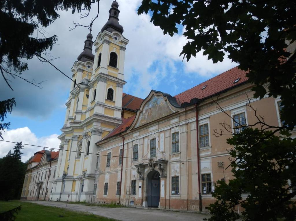 Jasovský kláštor s rozsiahlou knižnicou,