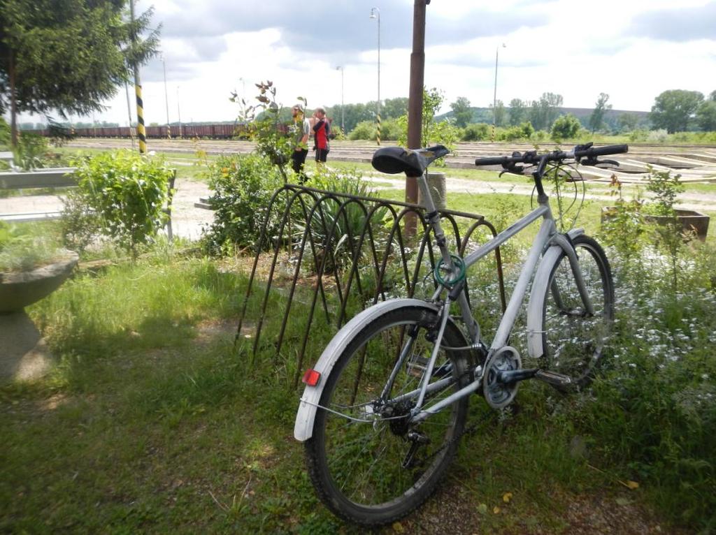 Stojan pre bicykle na železničnej stanici Turňa nad Bodvou.