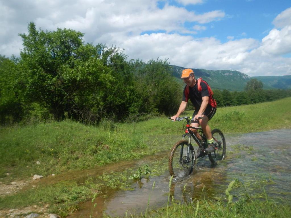 Cyklotrasa je určená pre horské bicykle, vyžaduje sa určitá